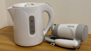 A white kettle and a hairdryer on a wooden table against a textured wall. - 2 double beds, free Wi-fi, can accommodate up to 4 people 【ANY INN FUKUOKA NANAKUMA (福岡市)