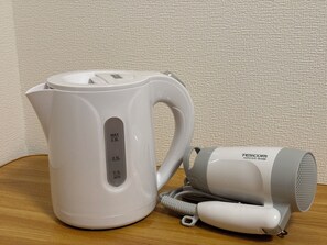 吹风机、毛巾、肥皂、卫生纸