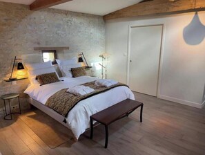 Een strijkplank/strijkijzer, wifi, beddengoed