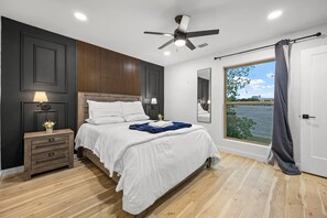 1 bedroom, desk, WiFi