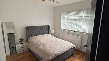 3 bedrooms, iron/ironing board, WiFi, bed sheets
