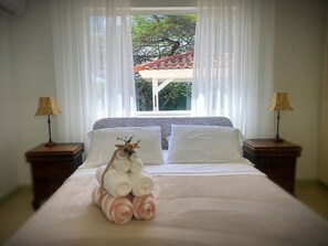 3 habitaciones, escritorio, tabla de planchar con plancha y wifi
