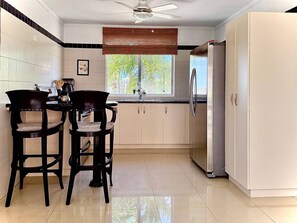 Kühlschrank, Ofen, Herdplatte, Wasserkocher mit Kaffee-/Teezubehör