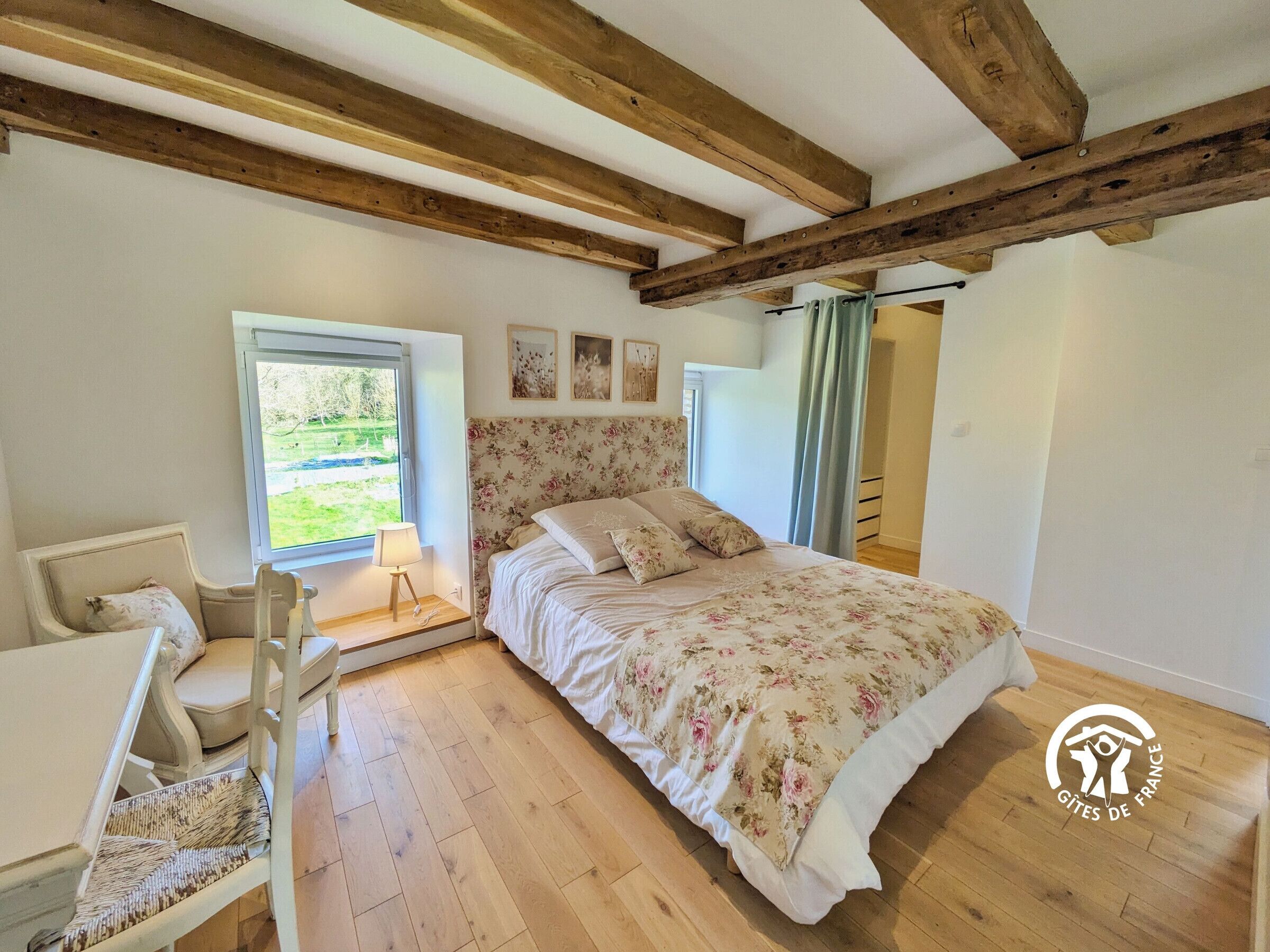 5 quartos, Wi-Fi de cortesia, roupa de cama