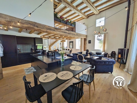 Dining. Large Mill for up to 12 with games, paddle and boat
