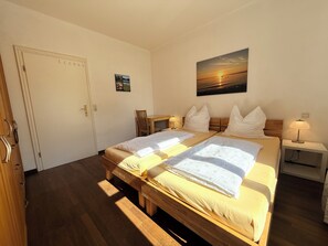 2 bedrooms, desk, iron/ironing board, free WiFi