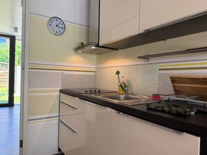 Refrigerador, microondas, parrilla de estufa y cafetera y tetera