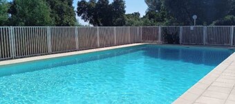 Pool apartment, 3 minutes from the sea, shops, pets allowed