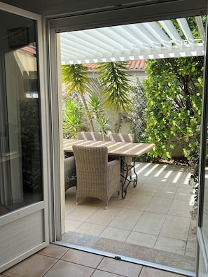 Outdoor dining - Vacation home with pool (Agde)