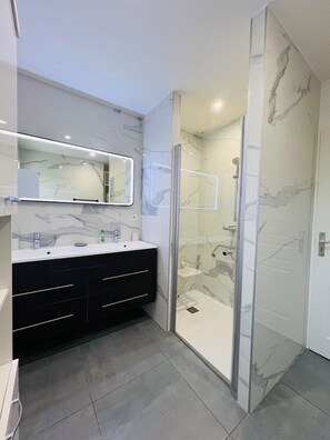 Douche, serviettes fournies, papier de toilette