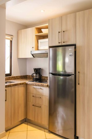 Kühlschrank, Mikrowelle, Herdplatte, Wasserkocher mit Kaffee-/Teezubehör