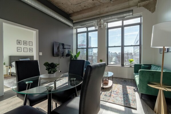 Interior - Spacious Family-Friendly 2BR near McCormick & Zoo (Chicago)