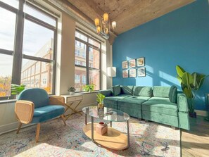 Smart TV - Spacious Family-Friendly 2BR near McCormick & Zoo (Chicago)