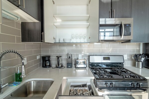 冷蔵庫、電子レンジ、オーブン、コンロ