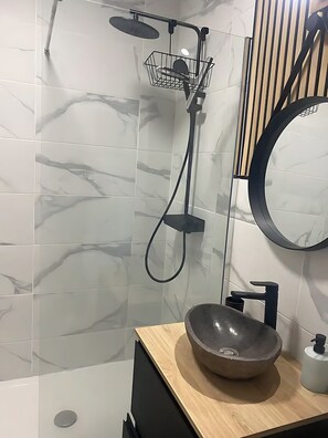 Douche, sèche-cheveux, serviettes fournies, savon