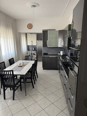 Mikrobølgeovn, ovn, kokeplater og oppvaskmaskin