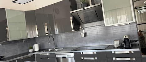 Micro-ondes, four, plaque de cuisson, lave-vaisselle
