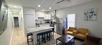 Renovated 2 Bedroom Great Central Location! New Property, Seasoned Superhost