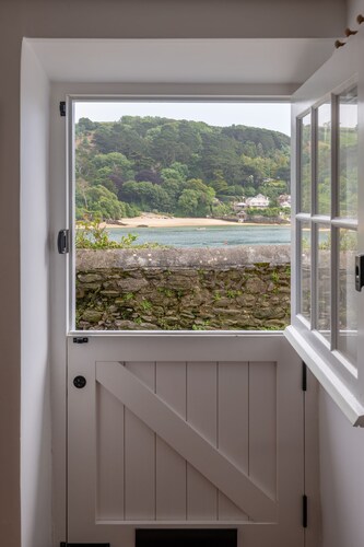 Ferryman's Cottage -  a cottage that sleeps 4 guests  in 2 bedrooms