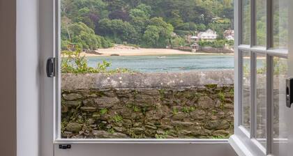 Ferryman's Cottage - a cottage that sleeps 4 guests in 2 bedrooms