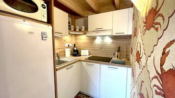 Fridge, microwave, dishwasher, coffee/tea maker