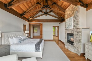 4 Schlafzimmer, Schreibtisch, Bügeleisen/Bügelbrett, Reisekinderbett