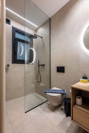 Shower, hair dryer, towels, soap - Plaka Gem - Modern, Central Flat in Prime Location (Athina)
