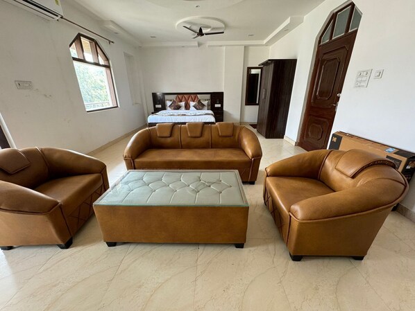 Blackout curtains, free WiFi