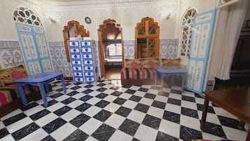 Dormitorio compartido económico, dormitorio mixto, vistas a la montaña | Zona de estar