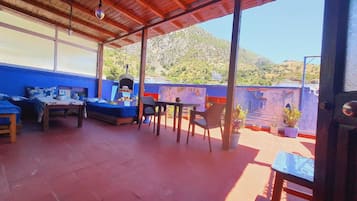 Dormitorio compartido económico, dormitorio mixto, vistas a la montaña | Zona de estar