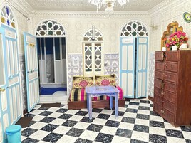 Gazdaságos közös hálóterem, vegyes hálóterem, kilátással a hegyre | Nappalirész