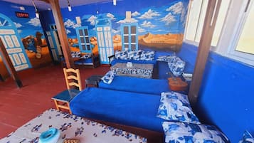 Dormitorio compartido económico, dormitorio mixto, vistas a la montaña | Terraza o patio