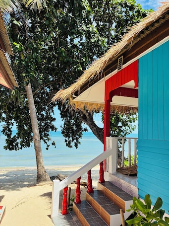 Front of property. Lamai Beachfront Bungalow Koh-Rooms