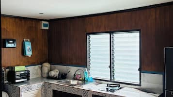 Bungalow, vista a la playa | Cocina privada | Refrigerador, microondas, parrilla de estufa y periquera