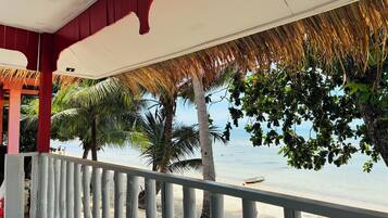 Bungalow, vue sur la plage | Terrasse/patio