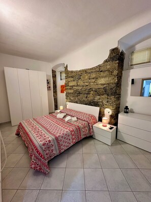 2 bedrooms, iron/ironing board, WiFi, bed sheets - New Revel Apartments, 5 minutes from the Station to Cinque Terre (La Spezia)