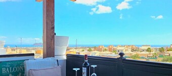 Tiny studio ,private jacuzzi, bathroom, Lanzarote views. Swimming pool.parking.