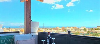 Tiny studio ,private jacuzzi, bathroom,  Lanzarote views. Swimming pool.parking.
