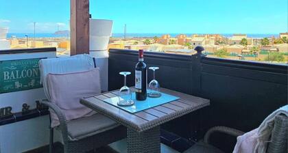 Tiny studio ,private jacuzzi, bathroom, Lanzarote views. Swimming pool.parking.