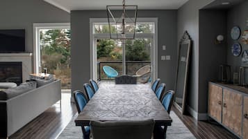 Una televisión, una chimenea