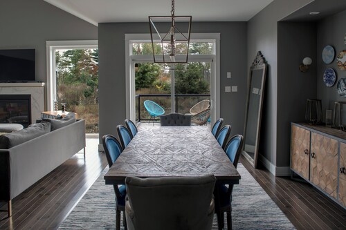 Spacious 6-bedroom bungalow with WiFi, AC in welcoming Bedford