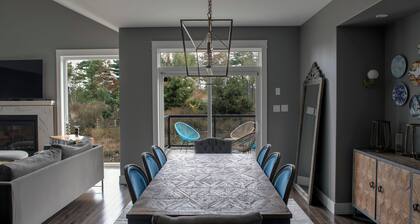 Spacious 6-bedroom bungalow with WiFi, AC in welcoming Bedford