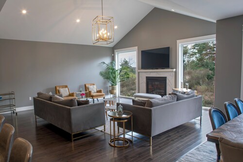 Spacious 6-bedroom bungalow with WiFi, AC in welcoming Bedford