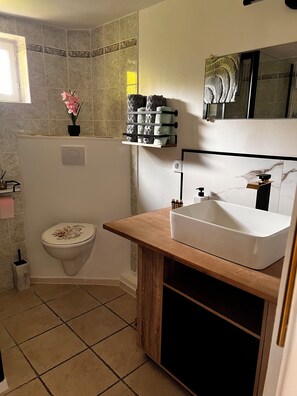 Toallas y papel higiénico