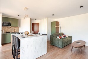 Un espacio habitable moderno con cocina, comedor y zona de estar.