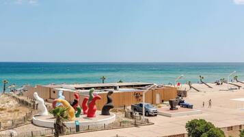 Una spiaggia nelle vicinanze