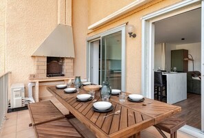 Outdoor dining - L'écrin du Lydia - T3 with Clim and Lydia view (Le Barcarès)