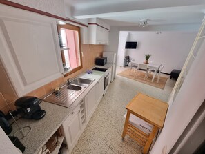 Køleskab, mikrobølgeovn, ovn, kogeplade
