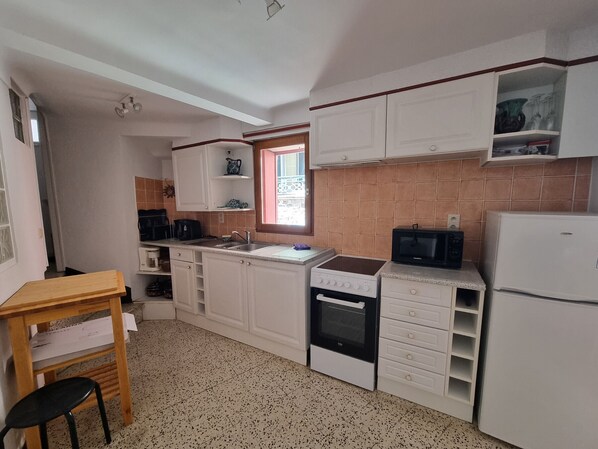 Refrigerador, microondas, horno y parrilla de estufa 