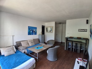 TV - Spacious T2 Apartment in Seignosse - Walk to Beaches and Shops (Seignosse)
